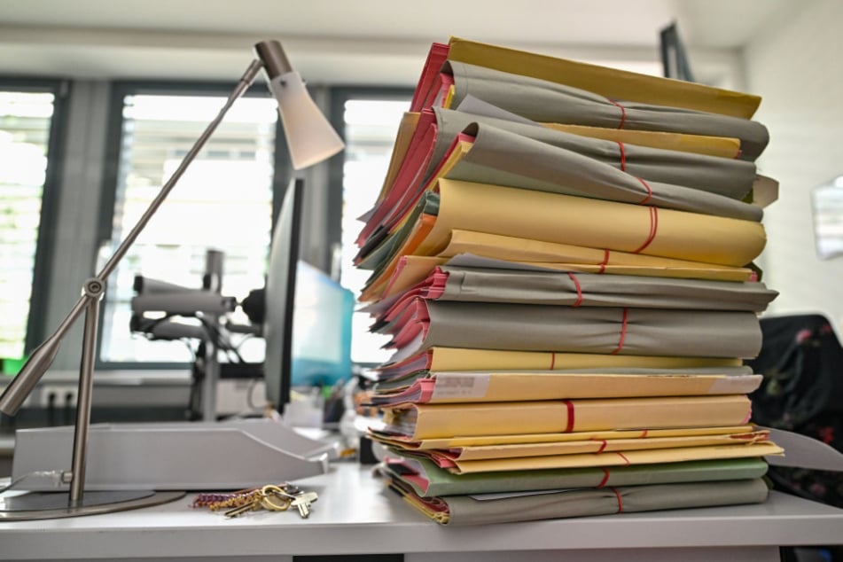 In der Chemnitzer Wohngeldstelle türmen sich unbearbeitete Wohngeldanträge.