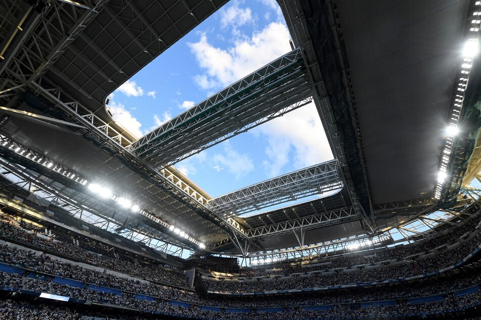 Besonders spektakulär ist die Möglichkeit, das Stadion komplett zu überdachen.