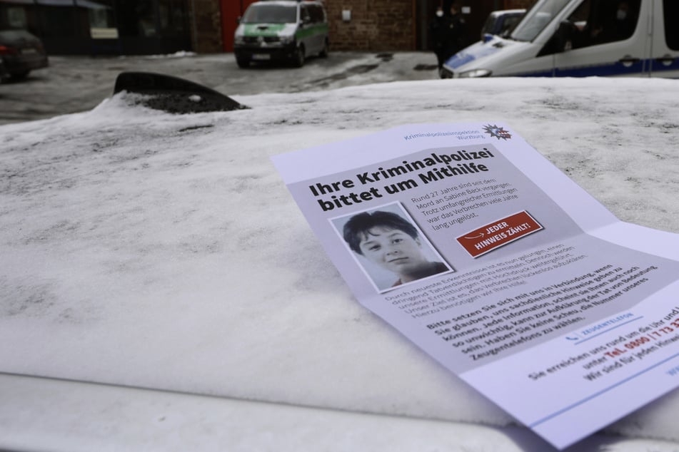 Im Januar 2021 hatte die Polizei den Tatverdächtigen festgenommen. Mit Flyern baten die Ermittler die Bevölkerung um weitere Hinweise zu dem Fall um die ermordete Sabine Back (†13).