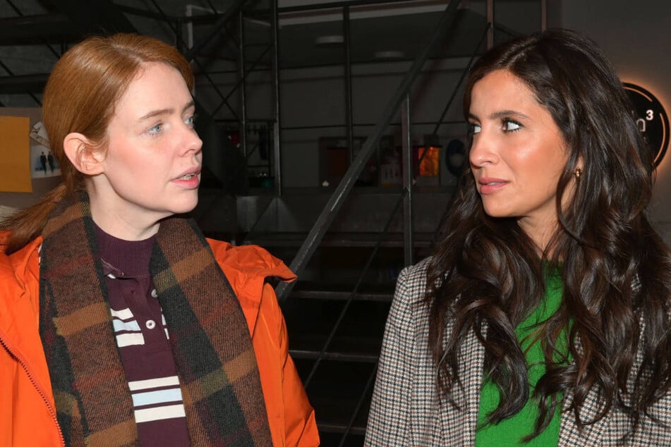 Toni (l.) ist sich zunehmend sicher, dass Laura die Mörderin von Zoe ist.