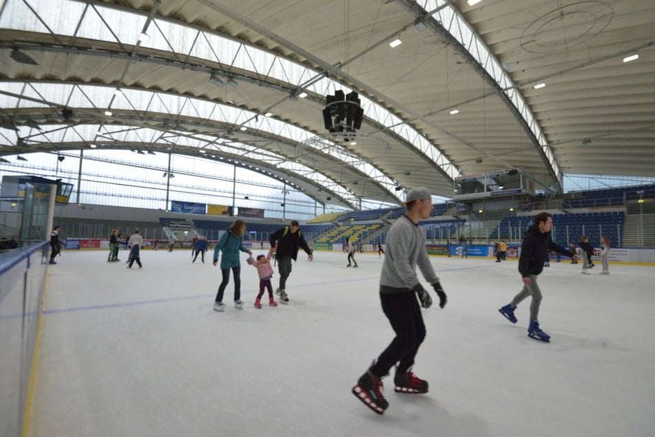 In Chemnitz ist die Eishalle zum Frühjahrs-Eislaufen geöffnet.