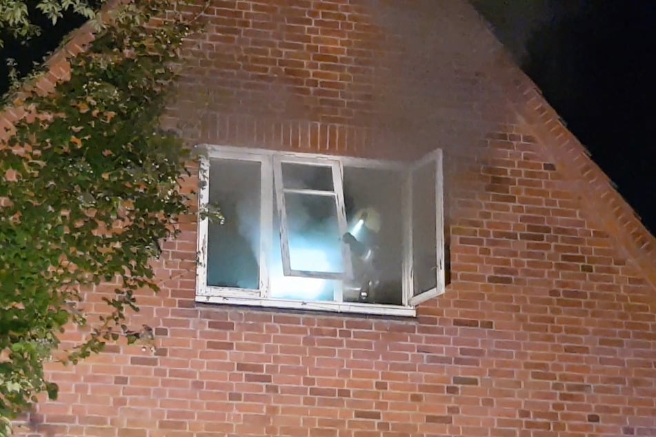 Anschließend wurde das Haus belüftet, um den Brandrauch, der inzwischen das gesamte Wohnhaus durchzogen hatte, aus den Räumen zu entfernen.