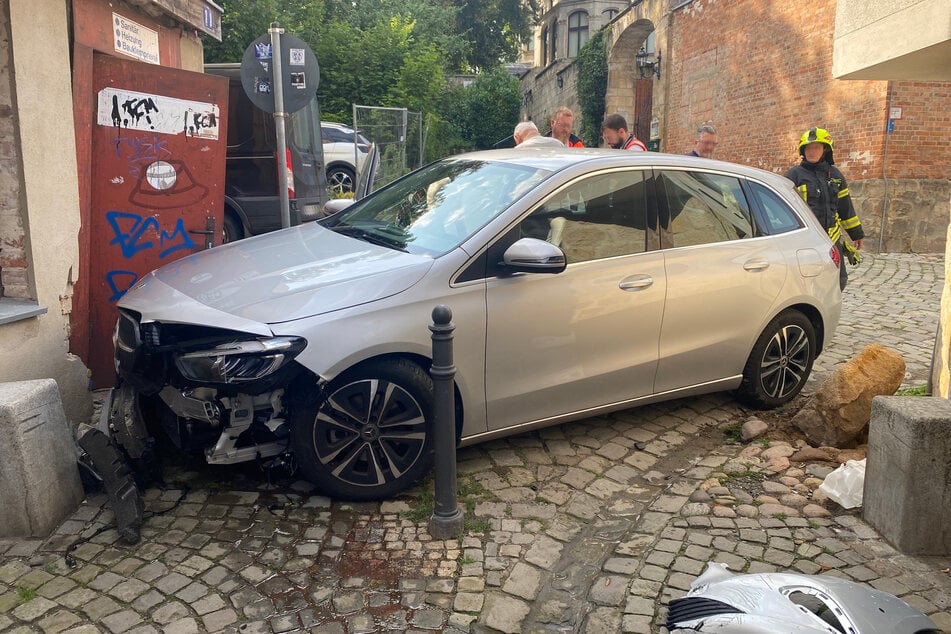 Das Auto konnte nach dem Unfall nur noch abgeschleppt werden.