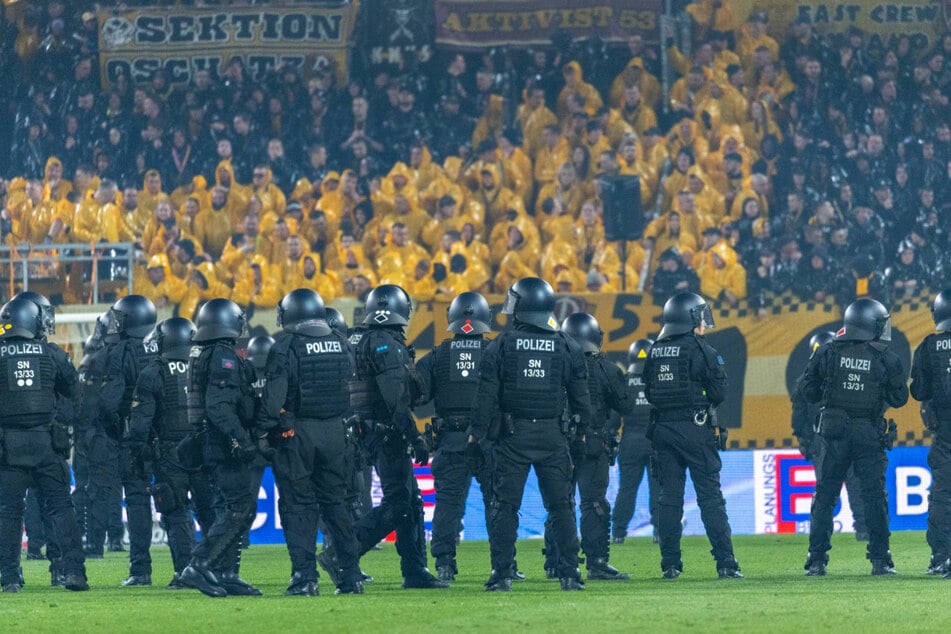 Einsätze in Fußballstadien gehören für Bereitschaftspolizisten zum Alltag.