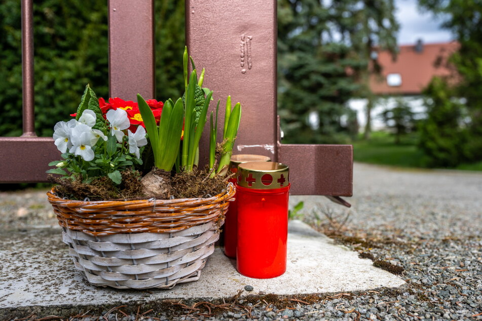 Am Dienstag wurden Blumen und eine Kerze vor den Tatort abgelegt.