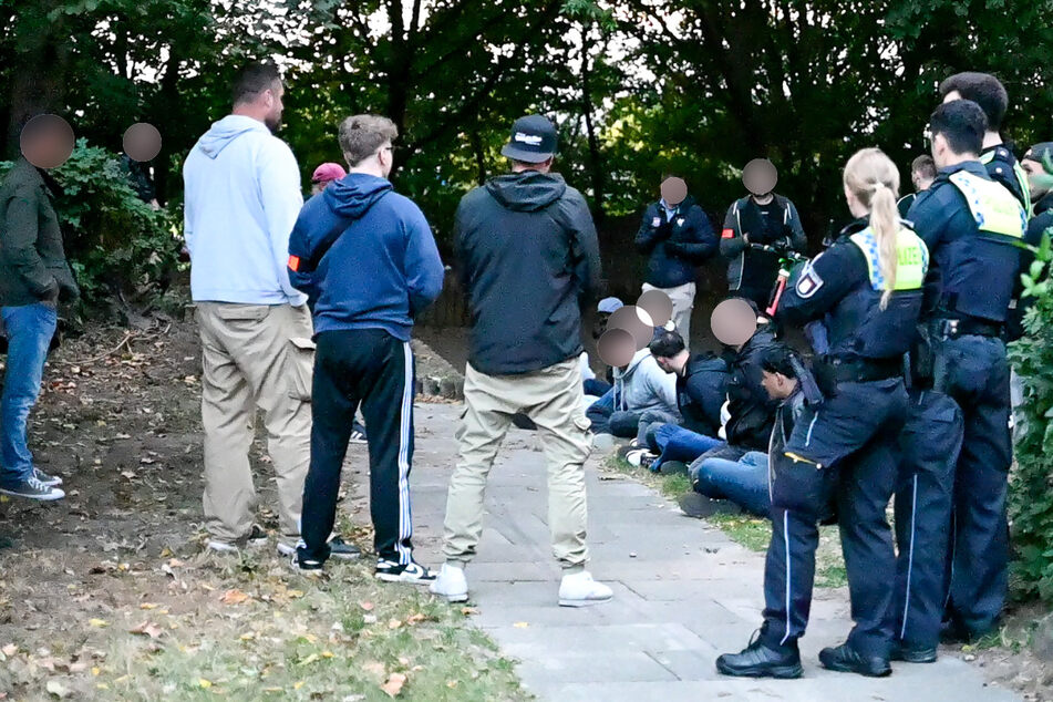 Mehreren jungen Männern wurden vorübergehend Handschellen angelegt.