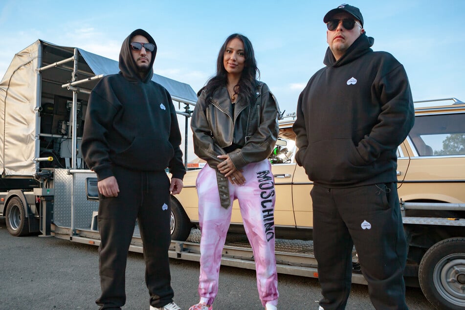 Rapperin Liz (25) begleitet das deutsche Kult-Rap-Duo Celo &amp; Abdi bei ihrem Roadtrip durch Frankfurt. Das Besondere: Keiner der drei hat einen Führerschein, weshalb die Artists durch die Banken-Hochburg mit einem "Car-Trailer" gezogen wurden.