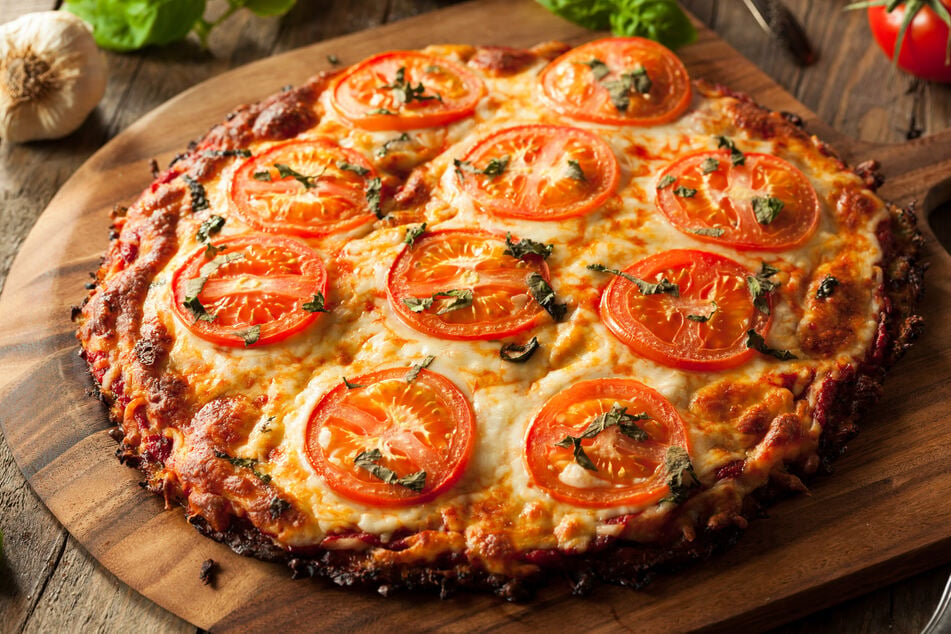 Die Blumenkohl-Pizza ist glutenfrei, vegetarisch und kalorienärmer als eine übliche Pizza.