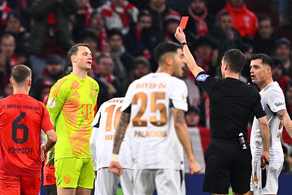 Bei der Niederlage des FC Bayern im DFB-Pokal musste Keeper Manuel Neuer (2.v.l.) vorzeitig unter die Dusche.