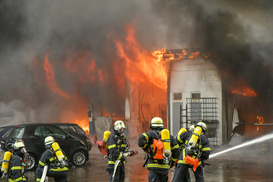 Feuerwehrleute kämpfen gegen die Flammen am Billbrookdeich.