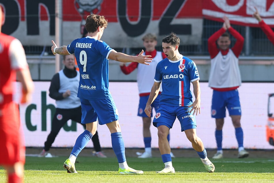 Jubelbilder aus der Vorsaison: Jan Shcherbakovski feiert seinen Treffer gegen den FSV Zwickau mit Tim Heike (24, 2.v.r.).