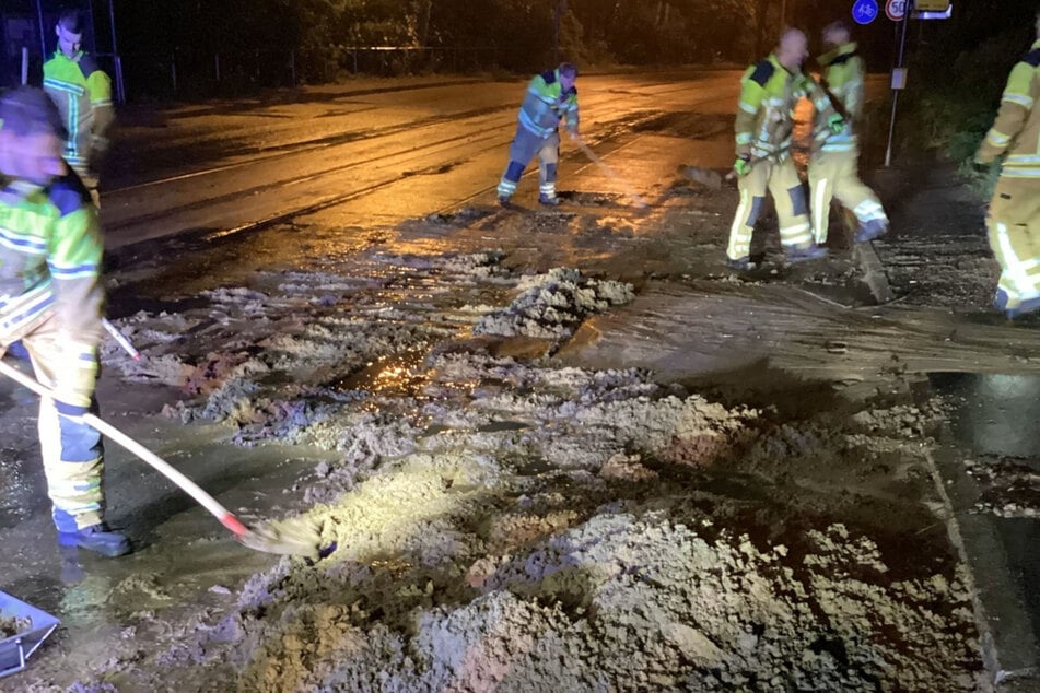 In Bühlau mussten an drei Stellen Straßen von Sand, Geröll und kleinen Steinen befreit werden, die der Starkregen auf die Fahrbahn gespült hatte.