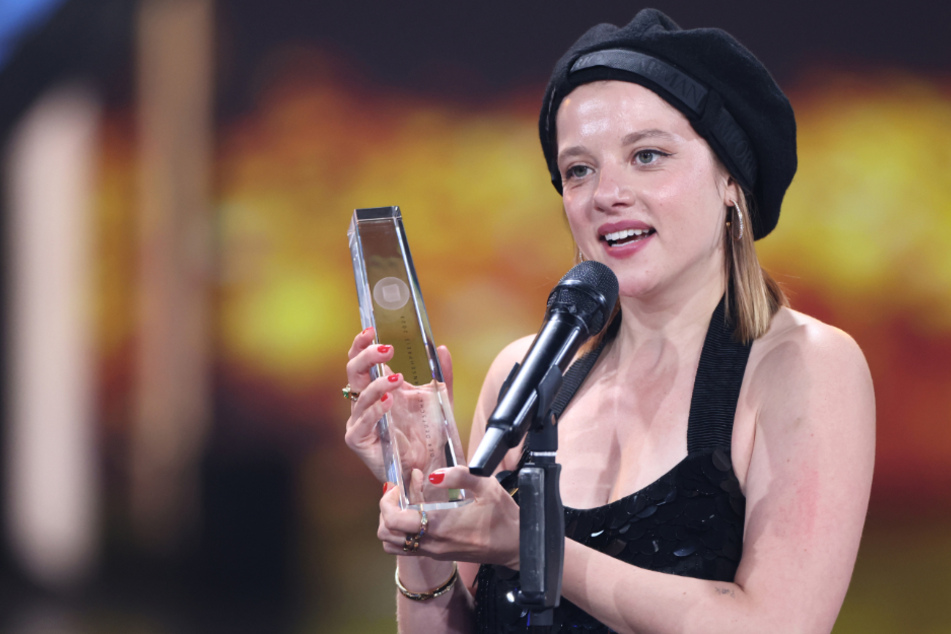 Jella Haase ergatterte den Deutschen Fernsehpreis in der Kategorie Beste Schauspielerin für ihre Darbietung in der Netflix-Serie "Kleo".