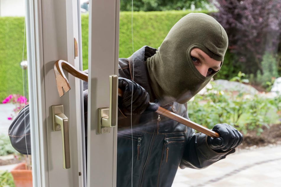 Gekippte Fenster oder Terrassentüren stellen für Einbrecher kein Hindernis dar. (Symbolbild)