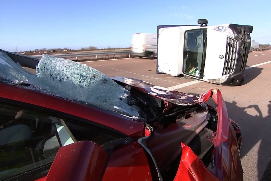 Unfall A14: Tesla rauscht in Transporter: Schwerer Unfall auf der A14