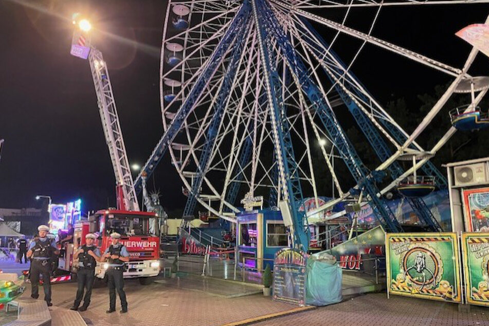 Auf dem Laurentius Markt in Usingen (Hochtaunuskreis) mussten am Samstagabend infolge eines Stromausfalls rund 85 Fahrgäste aus einem Riesenrad befreit werden.