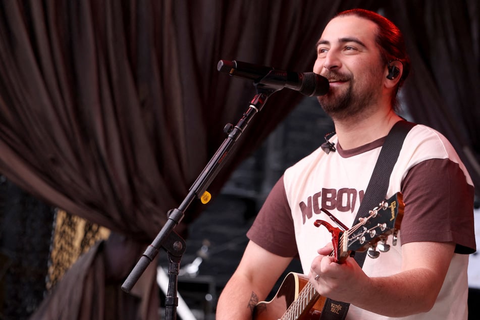 Singer Noah Kahan reminded his fans that they can – and should – use the bathroom during his concerts after an unsightly incident at his show in Philadelphia.