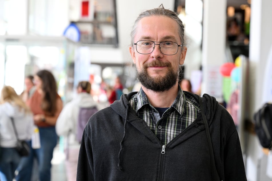 Papa Daniel Weidner (45) hofft, auf der Messe Beratung zum Umgangsrecht zu bekommen.