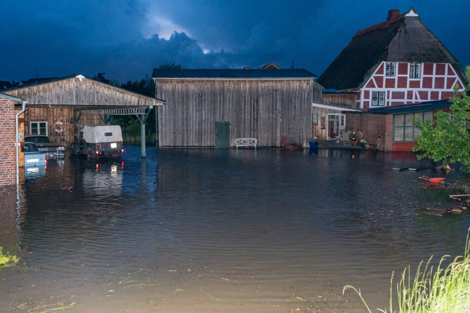 Dieser Hof in Neuenkirchen wurde anscheinend komplett überflutet.