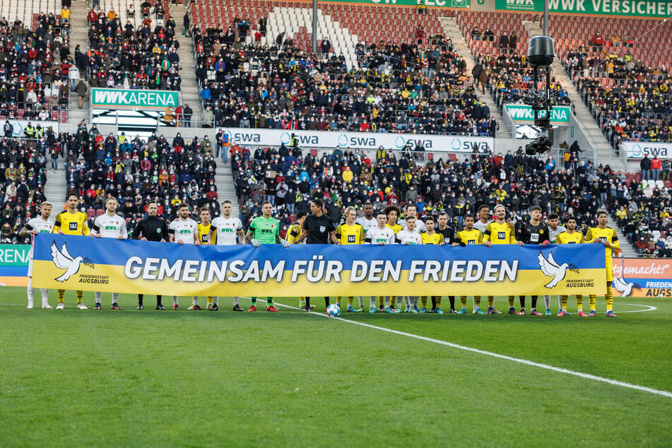 Borussia Dortmund und der FC Augsburg setzten vor ihrem Bundesligaspiel am vergangenen Wochenende ein klares Zeichen der Solidarität mit der Ukraine.