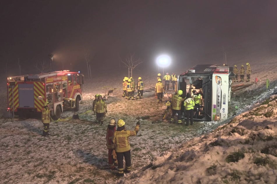 Der Bus rutschte einen kleinen Hang hinab und blieb auf der Seite liegen.