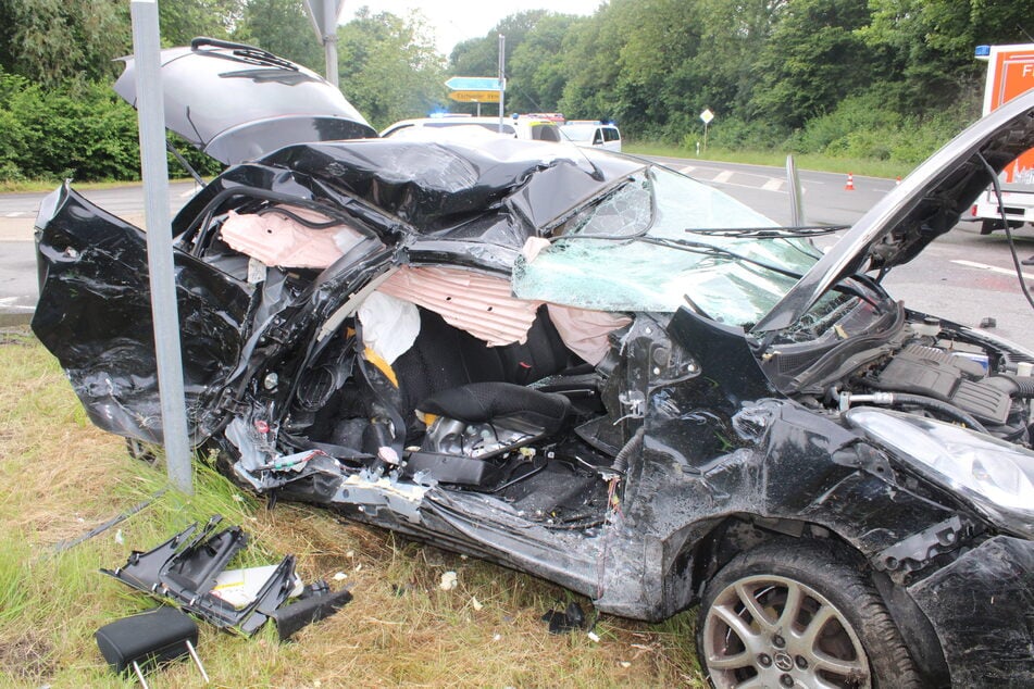 Auto nach Crash mit Linienbus völlig zerstört: 30-Jähriger wird schwer verletzt!