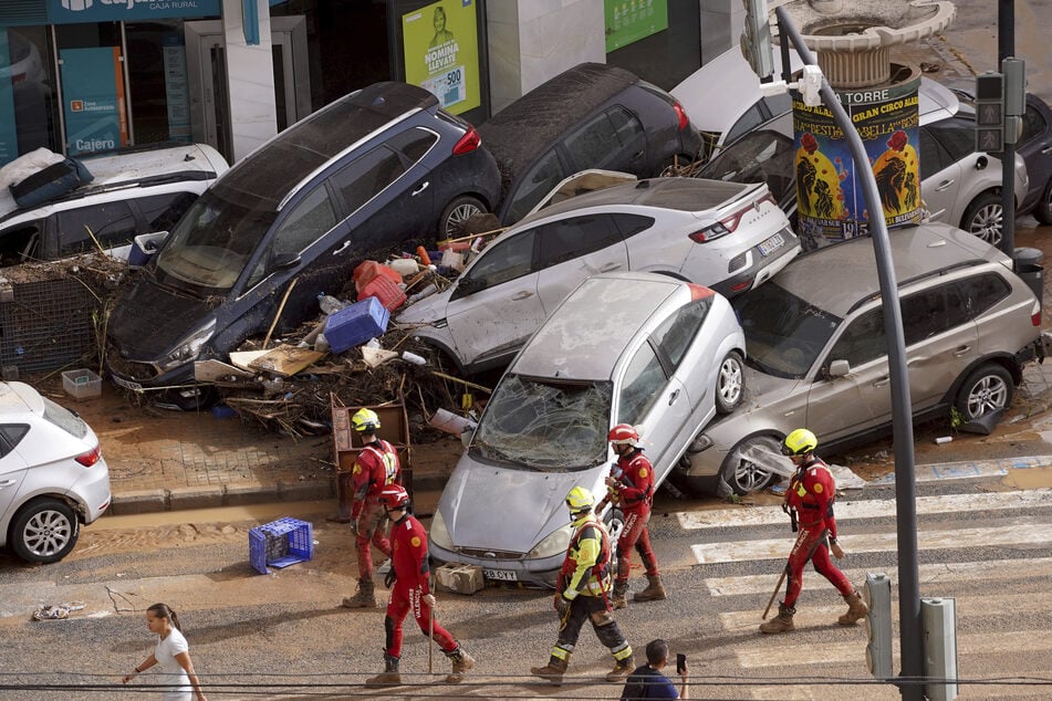 In Valencia wurden Autos durch die Überschwemmungen regelrecht aufgetürmt.