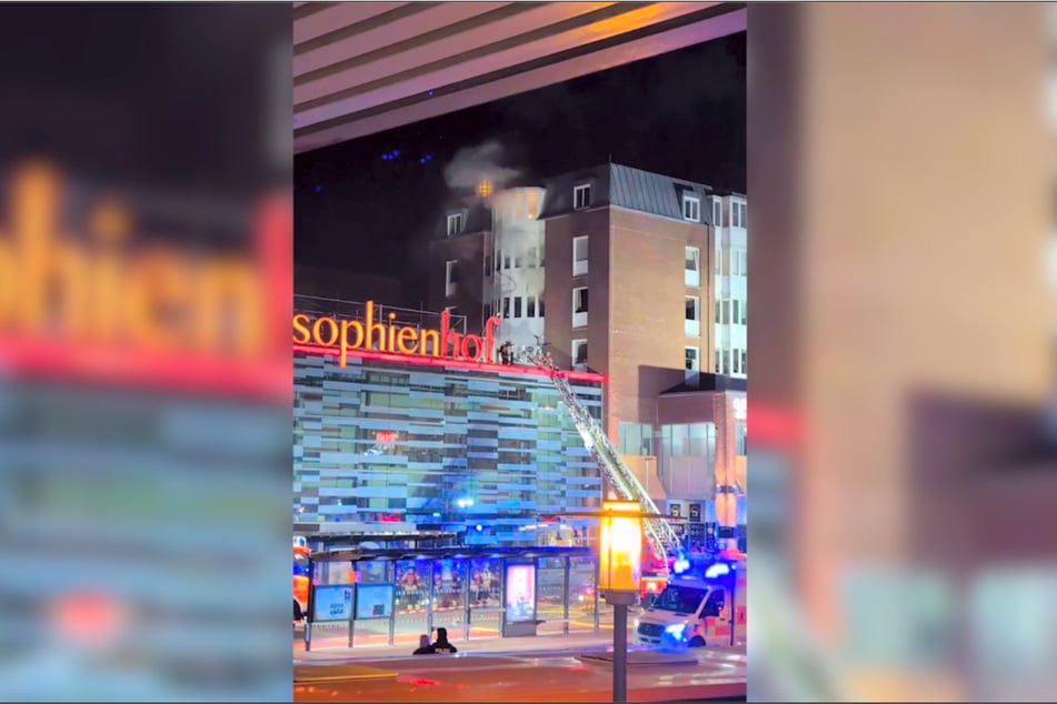 Aus dem Shoppingcenter steigt Rauch auf.