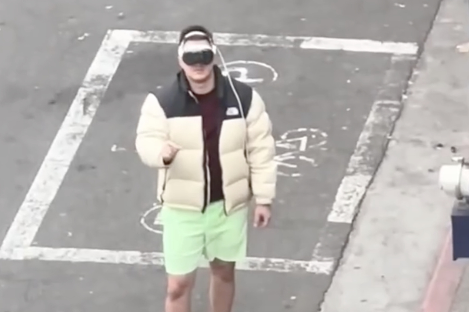 Was den Fußgänger dabei geritten hat, weiß niemand. Aber mit VR-Brille auf dem Kopf über die Straße zu laufen, ist nicht gerade ungefährlich.