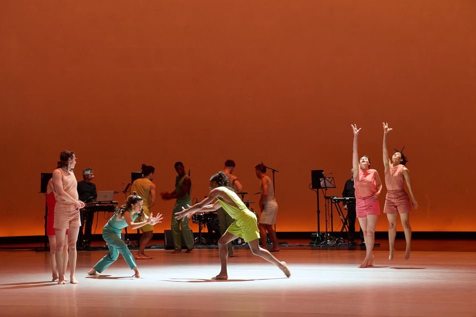Zwischen Struktur und Improvisation: Die Sasha-Waltz-Choreografie "In C" vereinte das Publikum in einem großen Herzschlag.