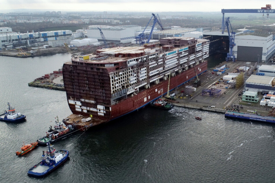 Das 216 Meter lange Mittschiff des ersten Global-Class-Kreuzfahrtschiffes "Global Dream" wurde im November 2019 am Standort Warnemünde der MV Werften ausgedockt, um es anschließend zur Werft in Wismar zu schleppen, wo es komplett zusammengebaut wird.