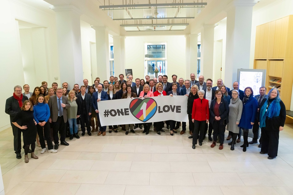 Alle Fraktionen des Schleswig-Holsteinischen Landtages versammeln sich vor der Tagung des Landtages im Landeshaus für ein Foto mit dem "One-Love"-Logo.