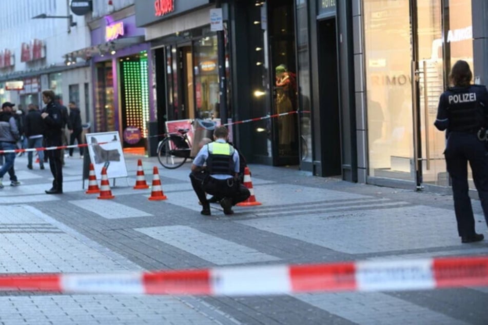 Auf dem Wallrafplatz in der Kölner Innenstadt hatte der 17-Jährige einen polnischen Fußballfan niedergestochen und lebensgefährlich verletzt.