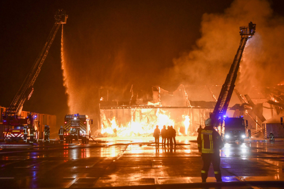 Über 85 Kameraden waren bei der Bekämpfung der Flammen im Einsatz.