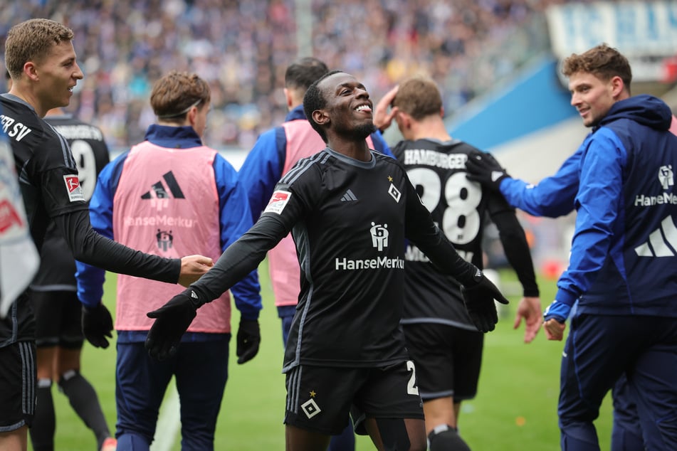 Hamburgs Flügelflitzer Jean-Luc Dompé (M.) sorgte in Rostock mit einer feinen Einzelaktion für das einzige sportliche Highlight der ersten Halbzeit.