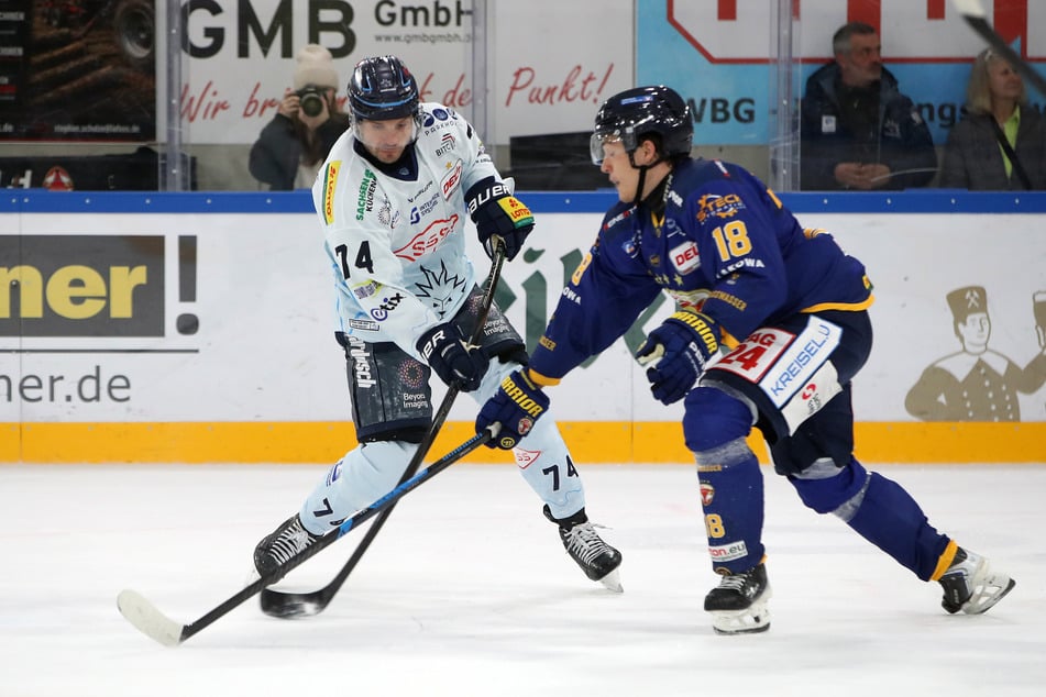 Tomas Sykora (l.) traf im dritten Abschnitt zum 4:2 für die Eislöwen.