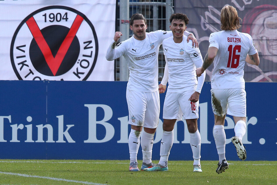 Torjubel nach dem 1:0 von FSV-Spieler Johan Gomez (M.).