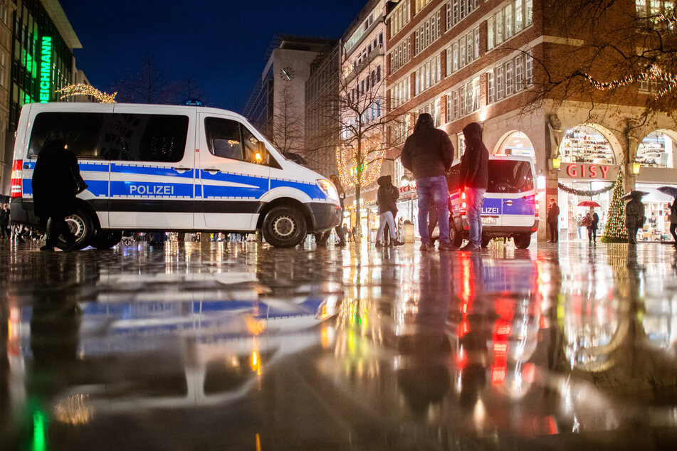 Polizisten stehen in der Innenstadt Hannovers und kontrollieren die Einhaltung der Corona-Verordnung.