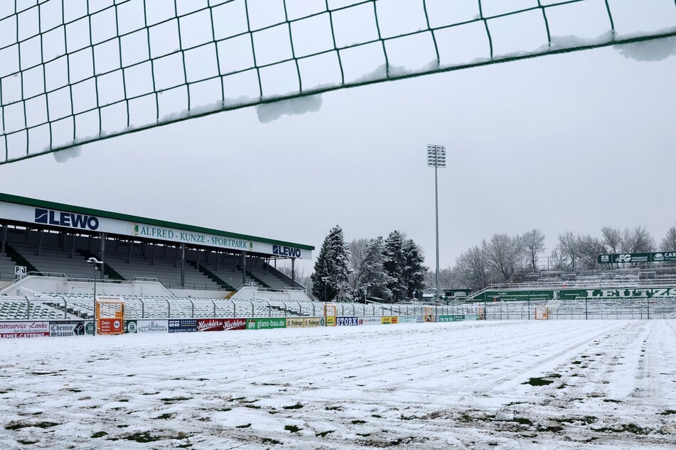So sah der Alfred-Kunze-Sportpark in Leipzig noch im Dezember aus. Inzwischen ist der Schnee weg. Für das Testspiel war der Rasen wohl aber noch nicht sicher genug.