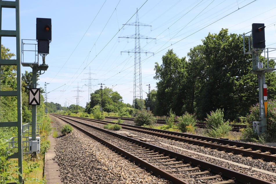 Ausgerechnet im Berufsverkehr: Unbefugte Personen im Gleis legen Bahnstrecke in Köln zeitweise lahm