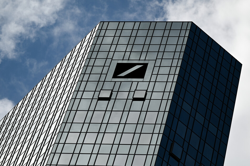 Die Deutsche Bank mit Hauptsitz in Frankfurt am Main will die EZB-Zinserhöhung in Form von entfallenden Negativzinsen an ihre Kunden weitergeben.
