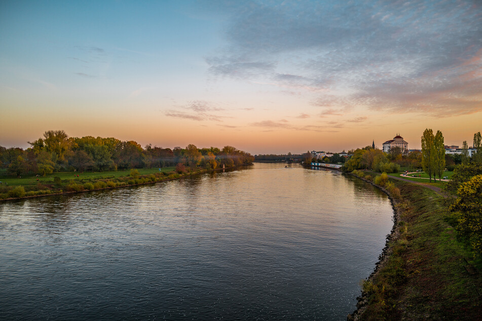 Diese Woche kann die Elbe bei Sonnenstrahlen und schwachem Wind gemütlich dahinfließen. (Symbolbild)