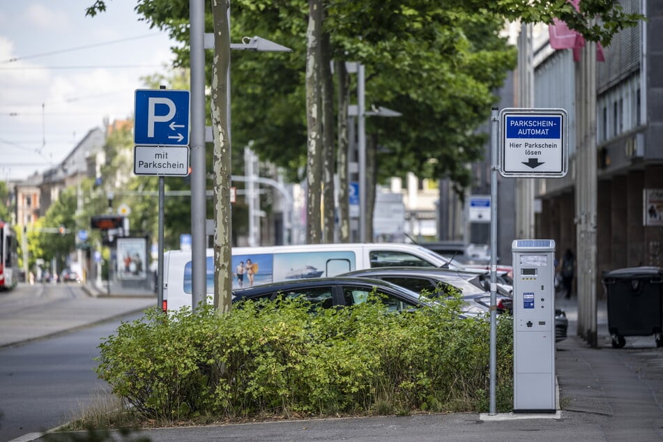 Einige Parkautomaten in Chemnitz werden derzeit umgebaut - künftig können Autofahrer an ausgewählten Geräten nur noch digital bezahlen.