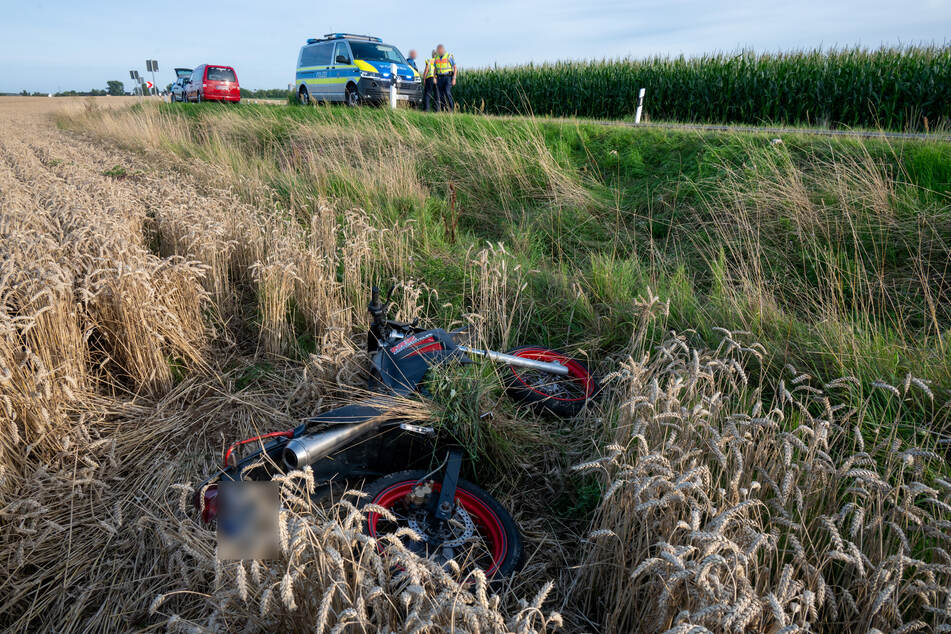 Ein Motorrad-Fahrer (17) landete am Donnerstagabend mit seiner Maschine bei Kriebstein (Landkreis Mittelsachsen) in einem Getreidefeld. Der junge Mann wurde schwer verletzt.
