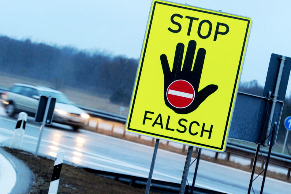 An einer Autobahnausfahrt warnt ein Schild vor dem Weiterfahren in die verkehrte Richtung. (Symbolbild)