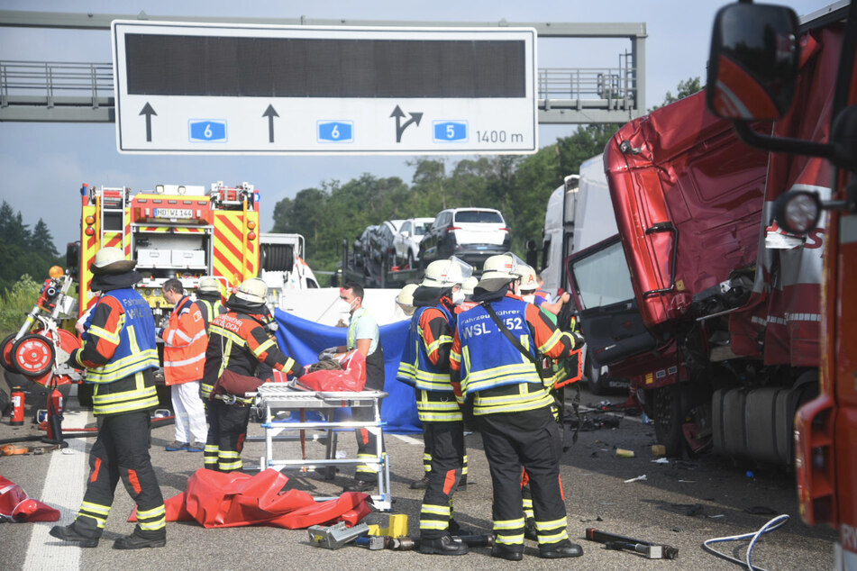 Unfall A6: A6 gesperrt: Mehrere Lkw in Unfall verwickelt, 47-Jähriger stirbt