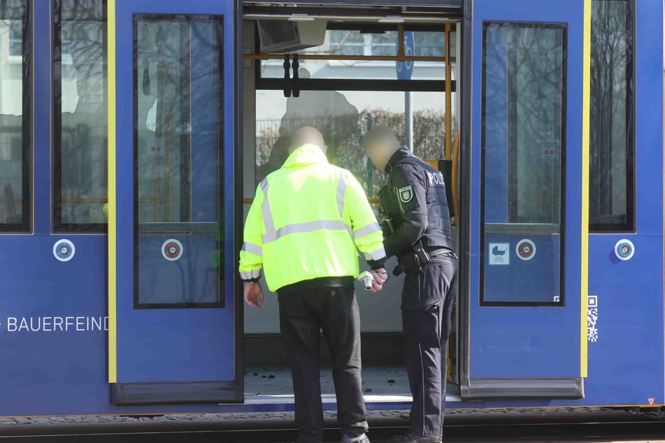 Die Straßenbahn blieb für die Spurensicherung am Tatort zunächst stehen.