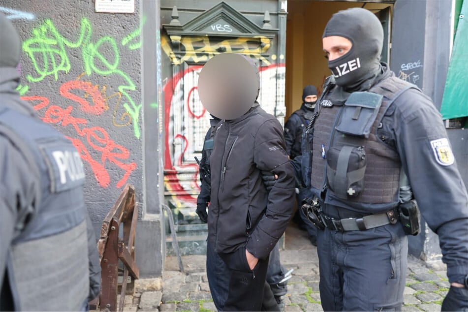 Bei den Verdächtigen handelt es sich um Männer und Frauen zwischen 20 und 57 Jahren.