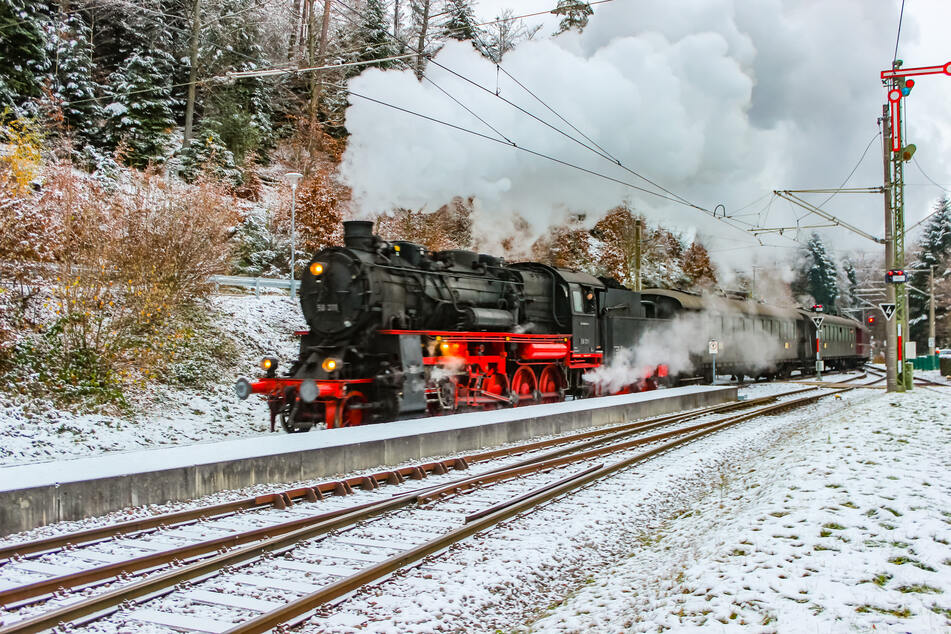 Da braust sie an: Aus Karlsruhe fuhr der historische Dampfzug in Bad Herrenalb ein.
