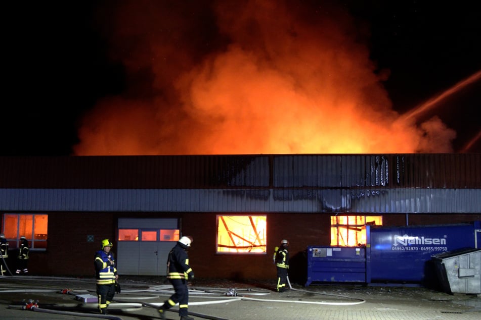 Als die Kräfte der Feuerwehr vor Ort eintrafen, flogen Gasflaschen durch die Luft!